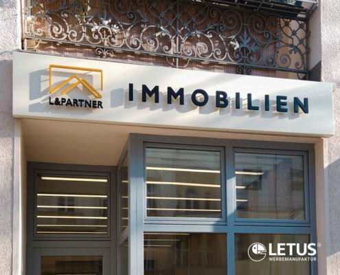 Fassaden-Werbung mit LED-Beleuchtung "L&Partner Immobilien"